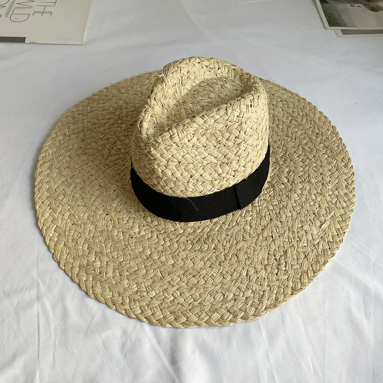 Chapéu de palha raffite de jazz de aba grande feminino inglês retro versátil praia protetor solar chapéu hepburn estilo senhora francesa: Preto