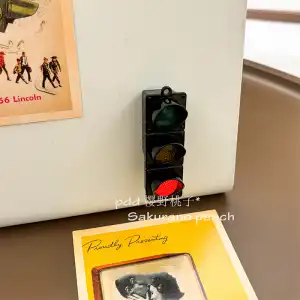 Imán de nevera con semáforo de simulación en miniatura, decoración creativa para el hogar, pegatina para puerta de refrigerador con función de iluminación: YELLOW