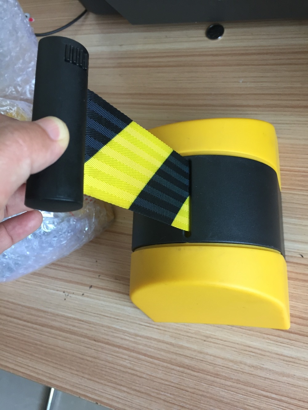 Max 10m riem lengte wandmontage intrekbare riem barrière met geel/zwart gestreepte voorzichtigheid riem voor gescheiden regio