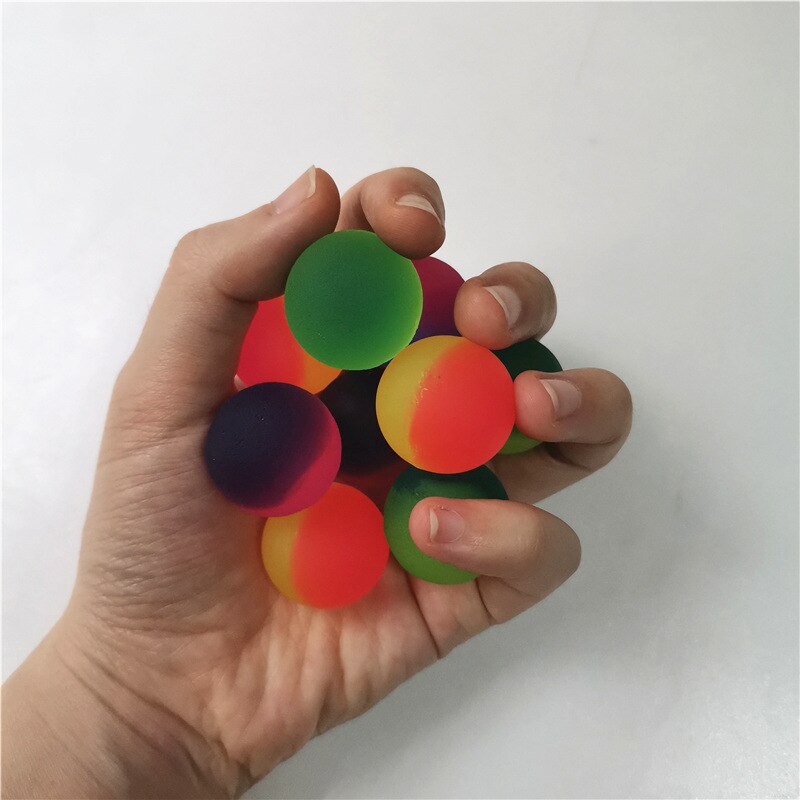 2.5 centimetri di gomma bicolore Gashapon che rimbalza palle rimbalzanti che saltano superficie opaca sport all&#39;aria aperta giocattoli divertenti per bambini