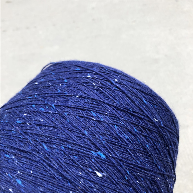 Wollen Ballen Van Garen in Een Rustieke Ambachtzak Stock Afbeelding