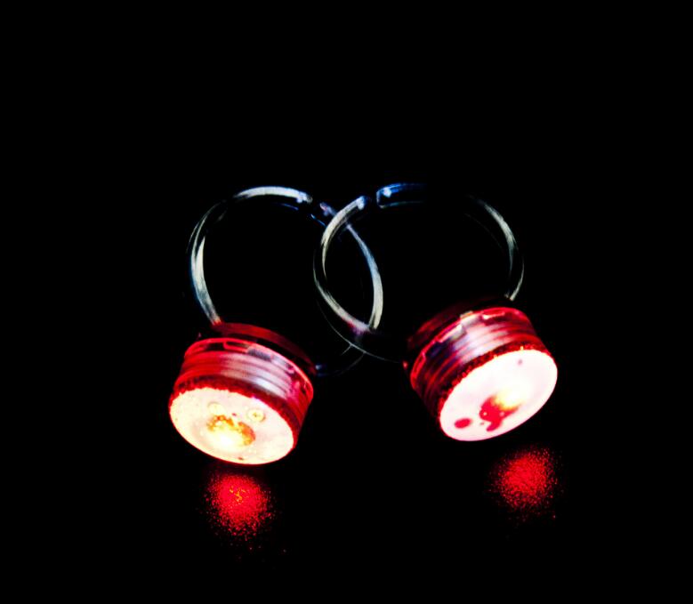 100 teile/satz Die zeigt requisiten für die weihnachtsfeier Licht blinkende LED ring Die zeigt props kinderspielzeug