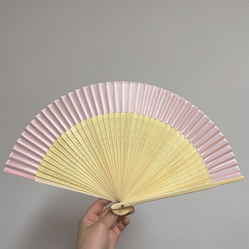 retro bambusowy wachlarz składany, wachlarz origami w kształcie serca z drewnianą ramką i białymi papierowymi łopatkami, wachlarz w drewnianej ramce, dekoracja bambusowa: khaki