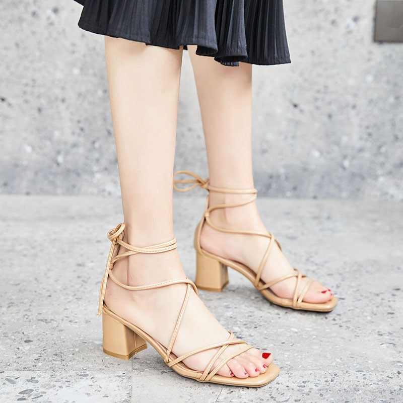 Smalt bånd udskæring sandalen femme skønhed sommer kvinder sko snørebånd all-match pumps krydsbundne firkantede hæle gladiator sandaler kvinde
