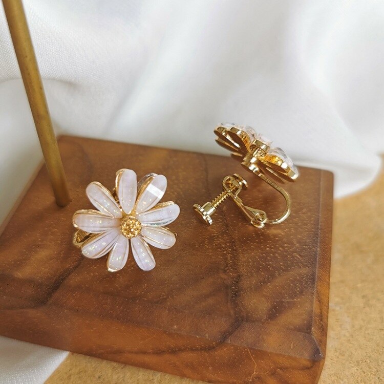 Women Spring Summer Temperament Small Fresh White Flowers Clip On Earrings Simple Small Daisy Earrings Pierced Ear Clip Female: clip on earrings