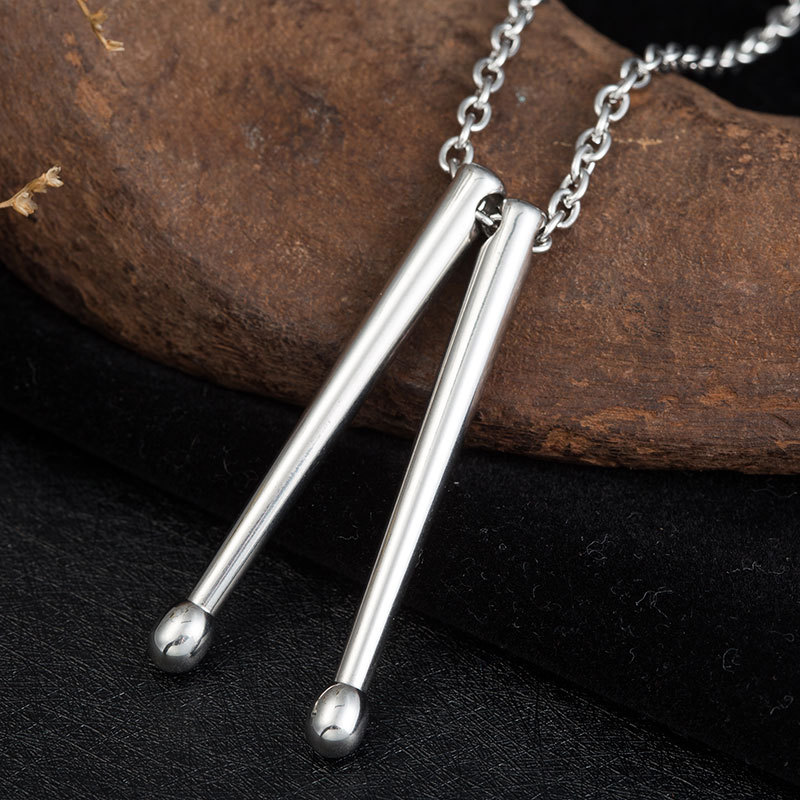Hommes collier Rockers Jazz bande tambour collier pendentif batteurs caisse claire batterie bâton en acier inoxydable pendentif chaîne bijoux: Rouge-brun