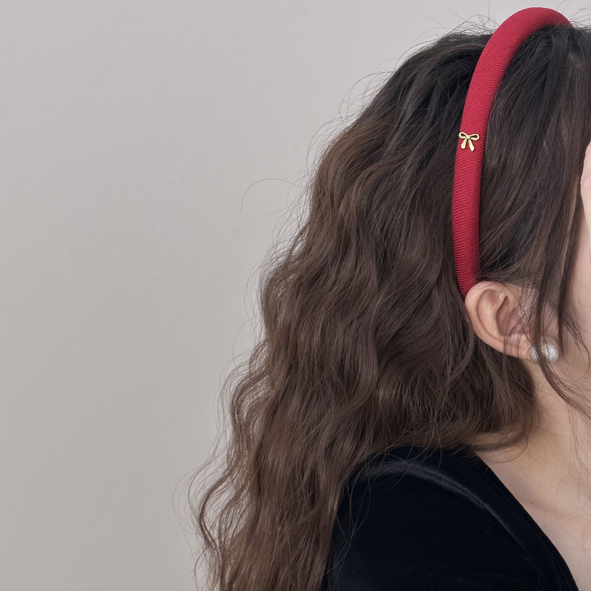 Una diadema con lazo simple y retro, un accesorio para el cabello versátil y de alta gama para la parte superior de la cabeza.