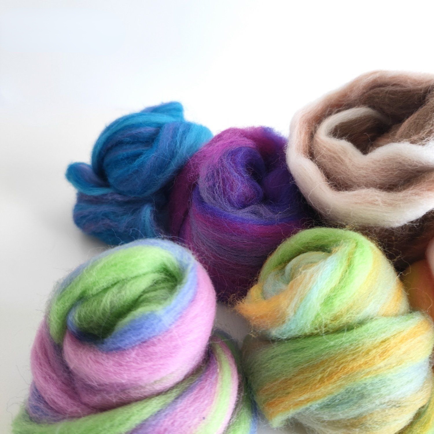Fieltro de lana Feltro de lana de colores mezclados Tiras de lana de colores mezclados Clusters de hilo Amigable para la piel Poking Le Tinte mezclado Serie multicolor