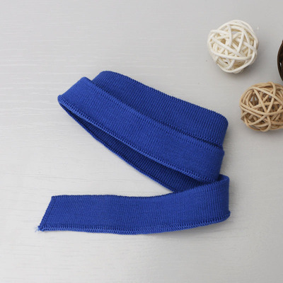 2cm brede, ensfargede, myke, ribbede t-hals i mercerisert bomull, korte mansjetter, elastisk, trådet kant: Kjedelig