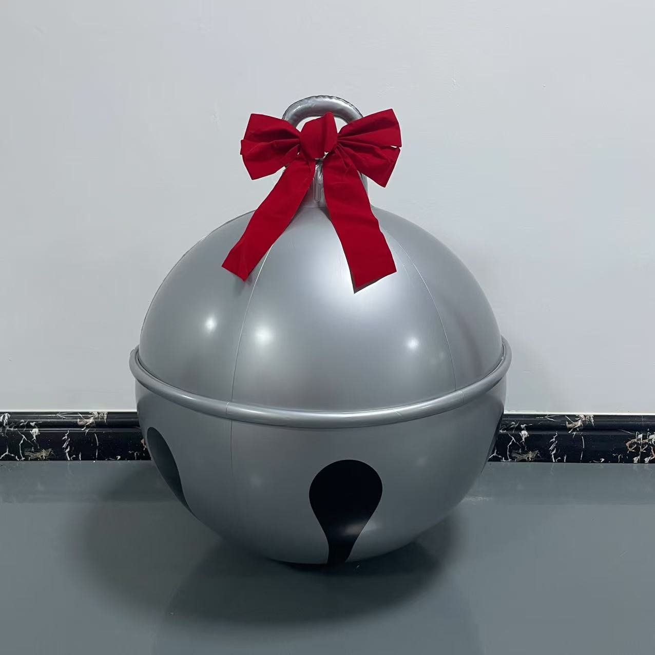 Oppblåsbar julekule 23.6 tommers gigantisk bjelle oppblåsbar ball moro jul oppblåsbar hagedekorasjon juleballonganheng utendørsdekorasjon hagegård gårdsplass gårdsplass juledekorasjon: Sølv