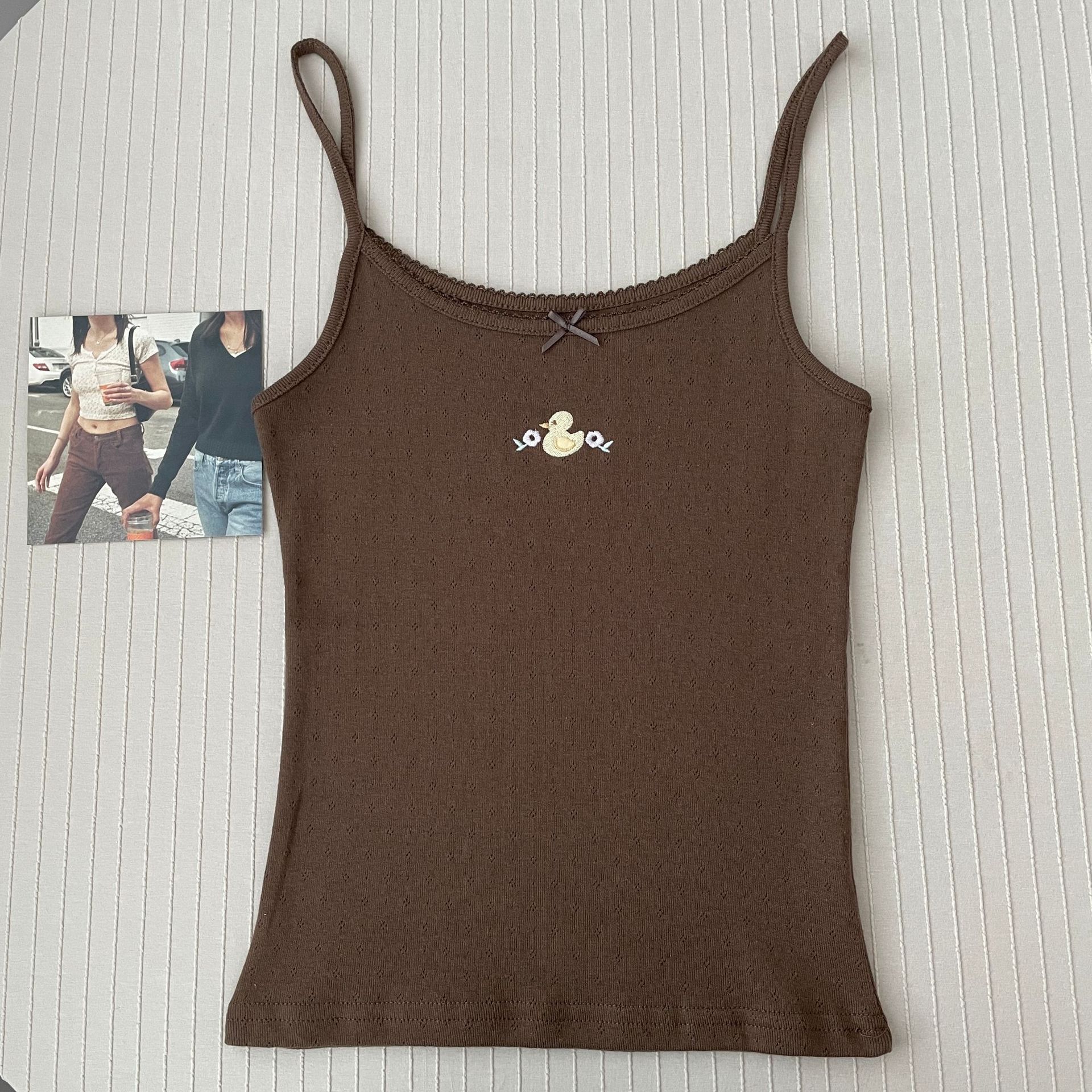 Tops cortos de algodón con lazo y ojales florales para mujer, Top sin mangas ajustado con adornos de encaje, camisola dulce de estilo Preppy, ropa Y2k: Blanco cremoso