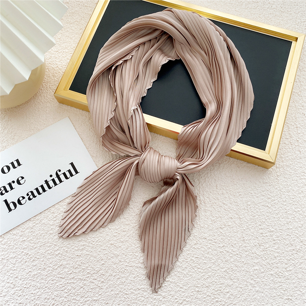 Bufanda de seda satinada pequeña para mujer, pañuelo triangular plisado de Color sólido para el cuello, banda para el pelo, lazos, Foulard femenino: Caqui