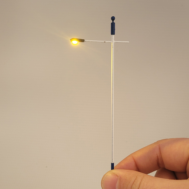 2 stück 1:87 ho- Sporn-straßenlaternenmodell mit einköpfiger LED-laterne, geeignet für eisenbahn- und straßenbeleuchtung, 12v Boulevard-/Autobahn-/parkplatz-Grundrisse