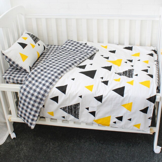 3 stk sæt baby sengetøj sæt inkluderer dynebetræk fladt ark pudebetræk ren bomuld tegneserie mønster baby sengelinned sæt krybbe kit: Gul trekant