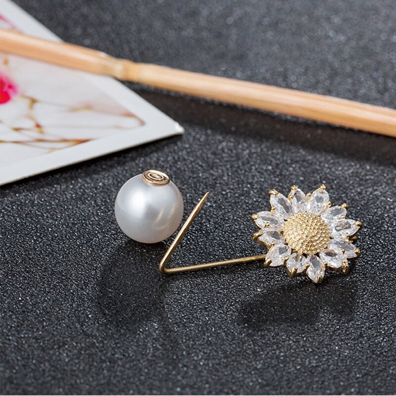 neue Perle Brosche Anti-Blendung Kleidung Festen Stift Blume Strass Metall Stifte Schnalle Broschen für Frauen Zubehör