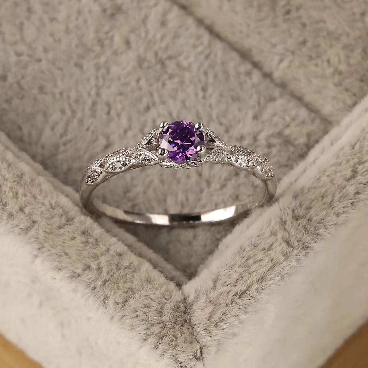 Anillo de plata ligero de lujo con circonita amatista para mujer, anillo con temperamento de gema de simple europea y americana