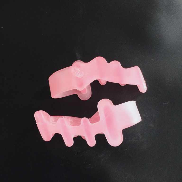 2 stk= 1 par hallux valgus knyster hammerbeskytter finger tå separator fodpleje glattejern corrector bursitis tommelfinger pedicure: Lyserød