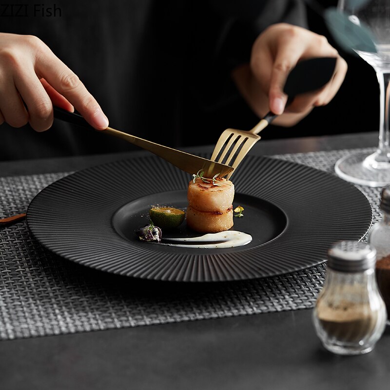 Minimalism keramisk huvudrätt restaurang västerländsk mat biff tallrik fransk pastatallrik kök porslin middagsservis