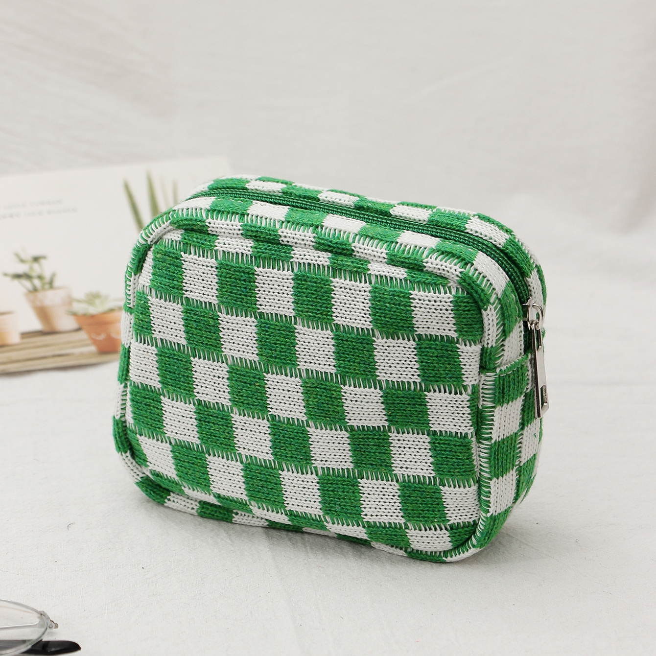 Checkerboard Cosmetic Bag Knitted Toiletry Storage Bag Colorful Makeup Pouch Organizer Checkered Pattern Cosmetic Bag: WHITE