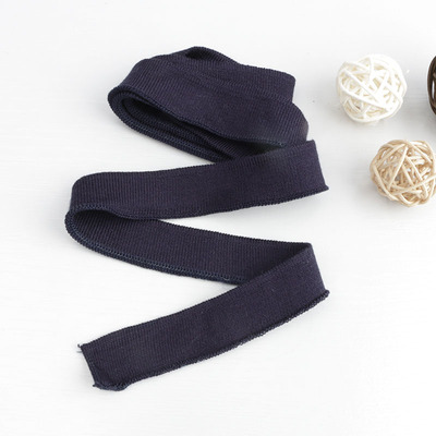 2cm brede, ensfargede, myke, ribbede t-hals i mercerisert bomull, korte mansjetter, elastisk, trådet kant: Gjennomsiktig