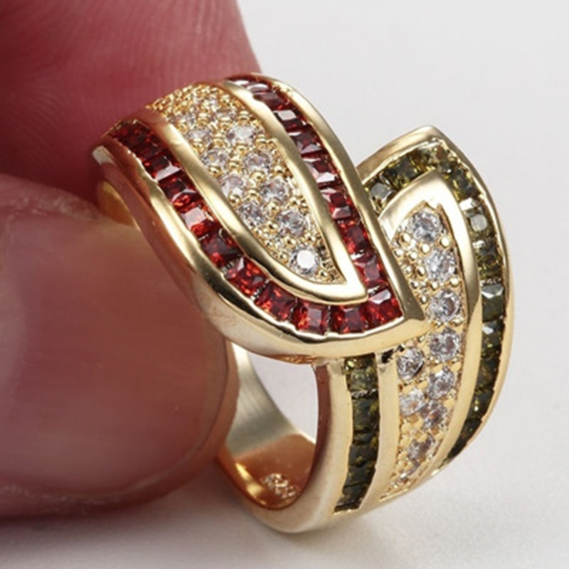 Luxe Goud Kleur Gespreide Micro Pave Cz Steen Ring Voor Vrouwen Mannen Mode Rode Strass Bruiloft Ring Goede Sieraden Z5M343