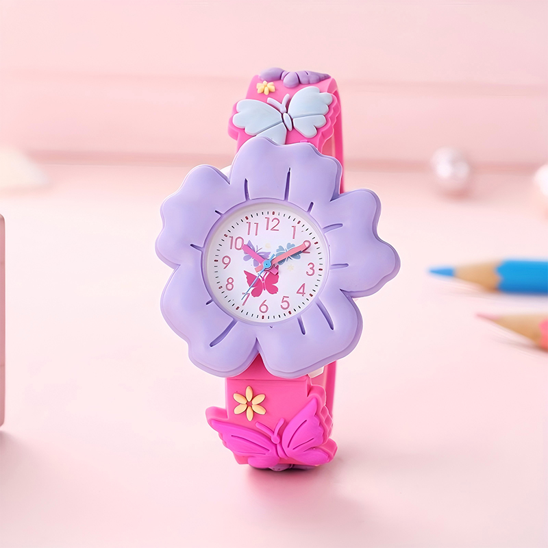 Reloj lindo de dibujos animados de flores y mariposas en 3D para niñas: PVC suave, correa de silicona agradable para la piel, movimiento de cuarzo, no resistente al agua: Púrpura claro