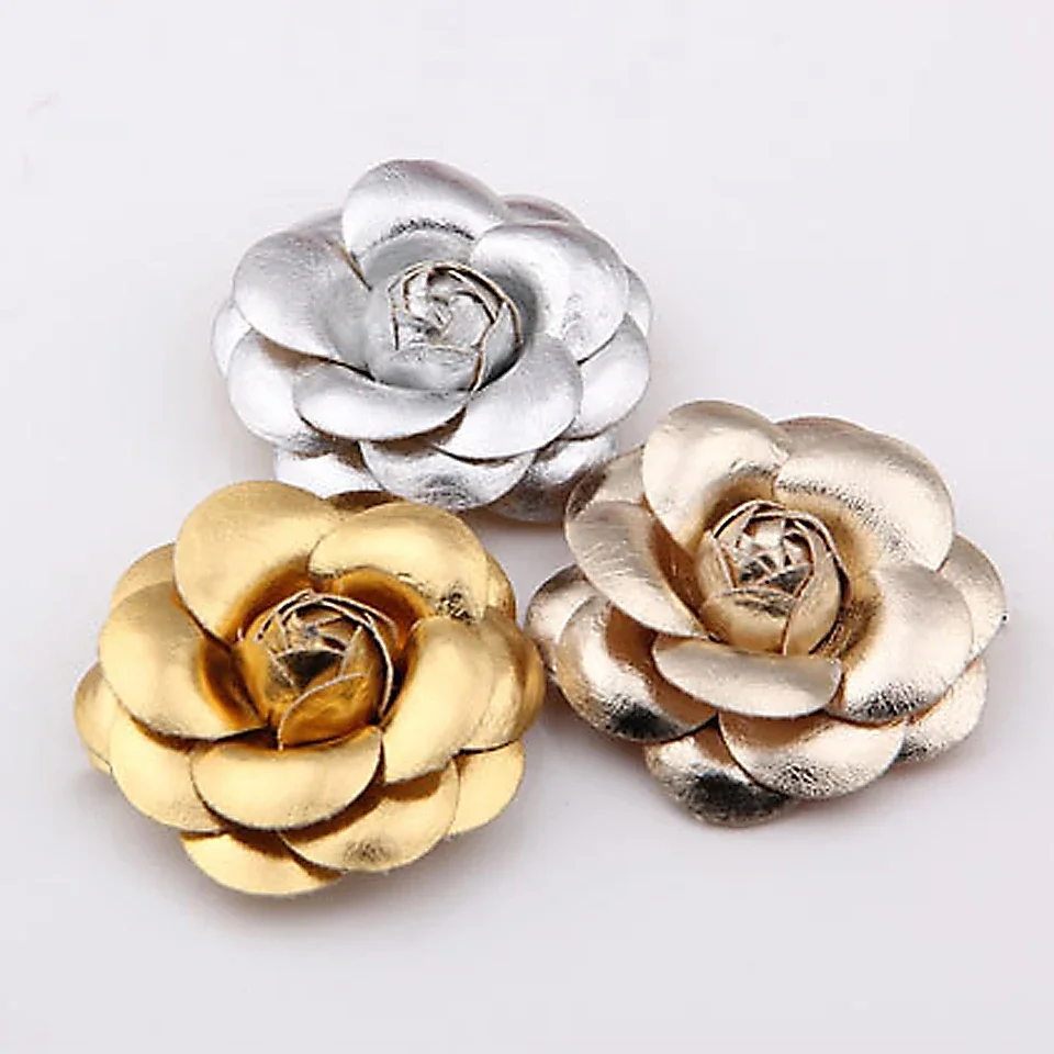 Broche de flor rosa de cuero PU para mujer, ramillete de Camelia, alfileres y broches de solapa, accesorios para hebilla de bufanda, Color dorado y plateado, 5cm