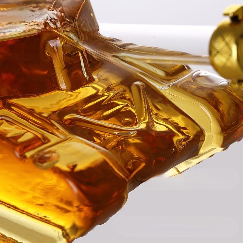 500ml / 1000ml lead-free glass whiskey decanter tank shaped barware whiskey bottle for Liquor Scotch Bourbon