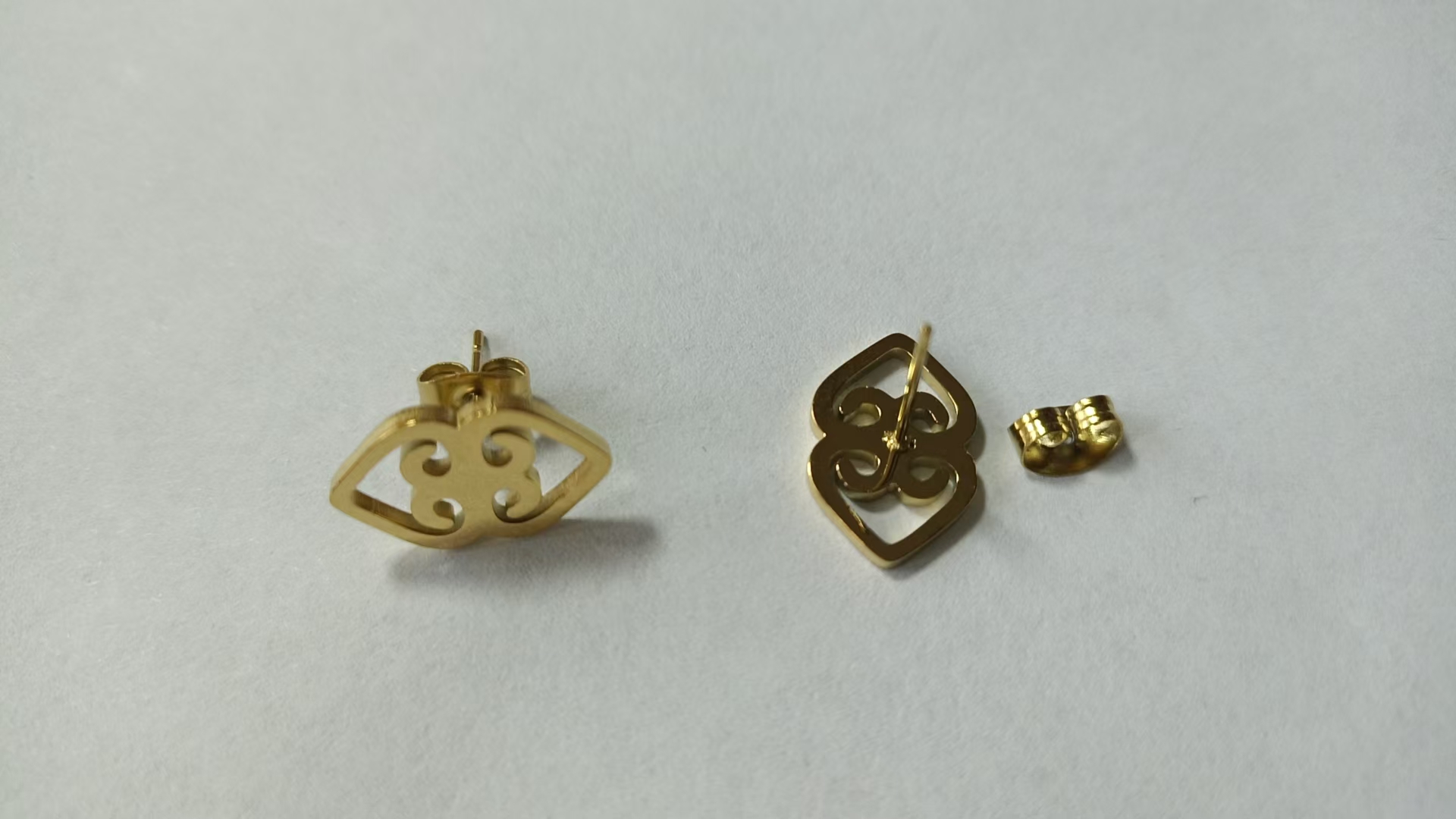 Charms brugerdefinerede afrikanske adinkra symboler vedhæng øreringe til kvinder gye nyame rustfrit stål charme etniske smykker ghanesiske: Guld / Ren guldfarve