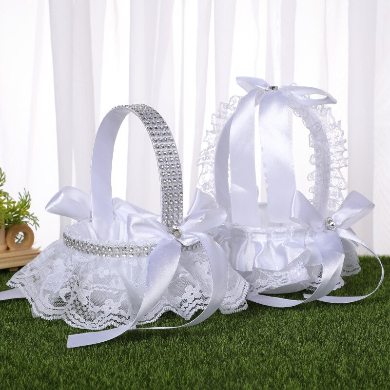 Prachtige rieten bloemenmandje met crème kant - Huwelijks Accessoires