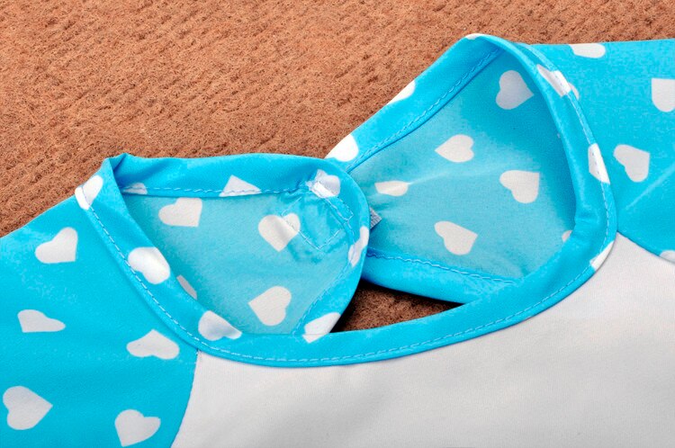 Heißer Baby Lätzchen Kleinkind Jungen Mädchen Langarm Brief Wasserdichte Fütterung Kunst Schürze Bib Baby Zeug Smock babador bandana yl