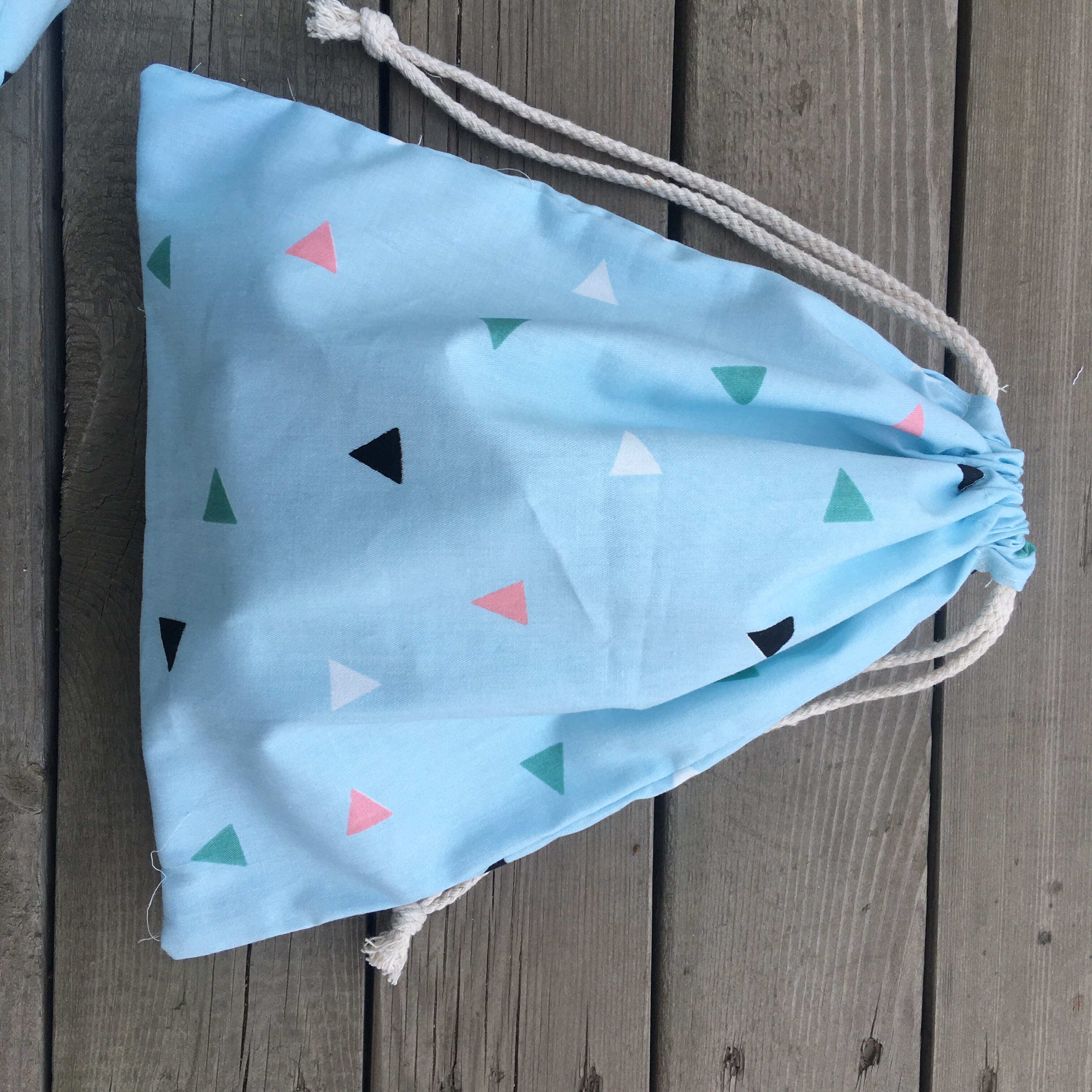 1pc katoenen trekkoord multifunctionele gesorteerde tas feesttas kleurrijke driehoeken blauwe basis  yl605