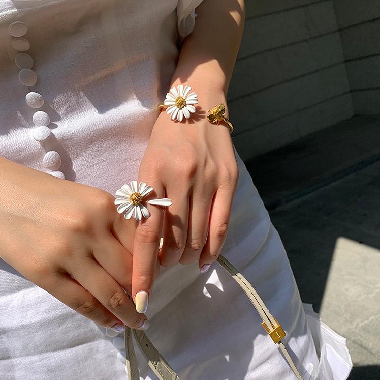 FFLACELL White Asymmetric Enamel Daisy Flower Vintage Simple Opening Rings for Women Jewelry Party