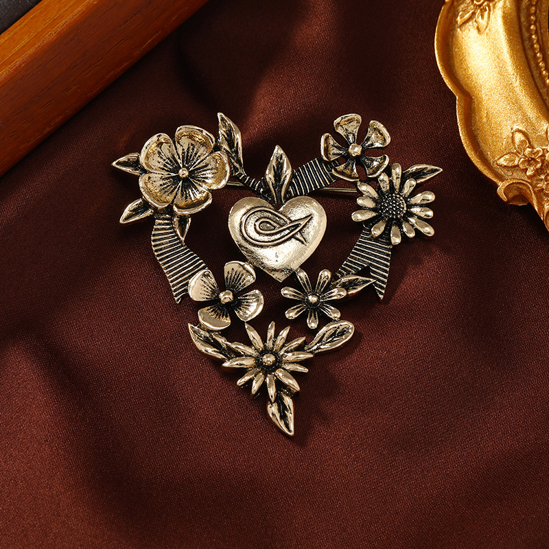 Broche de corazón de perla minimalista Vintage para mujer, accesorios de abrigo con personalidad, Pin exquisito Floral de Metal de nicho, joyería de: PLATEADO