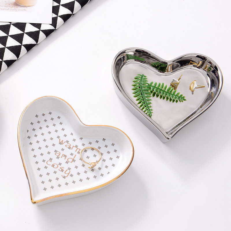 Pequeño en forma de corazon plato de porcelana pintado a mano plato de joyería de cerámica Plato decorativo bandeja Decoración de mesa