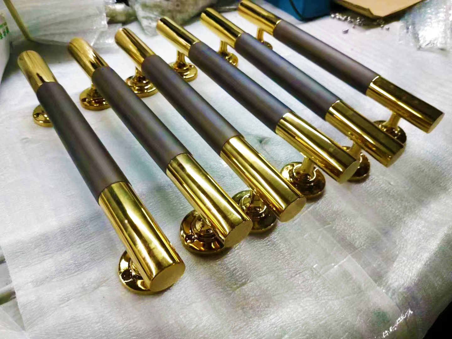 1 styck enkelsidigt beslag gyllene dörrhandtag rostfritt stål plus svart massivt trähandtag entrédörrhandtag pa -377-l300mm