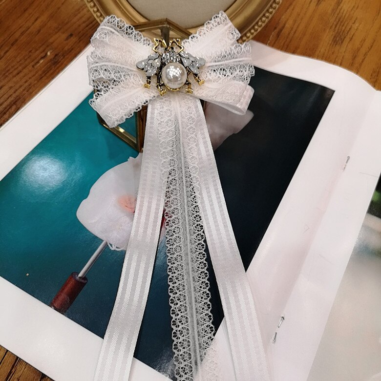 Korean Kristall Bienen Weiß Spitze Bowtie Brosche Band Bowkont Krawatte Hemd Corsage Elegante Broschen Kleidung Frauen Zubehör