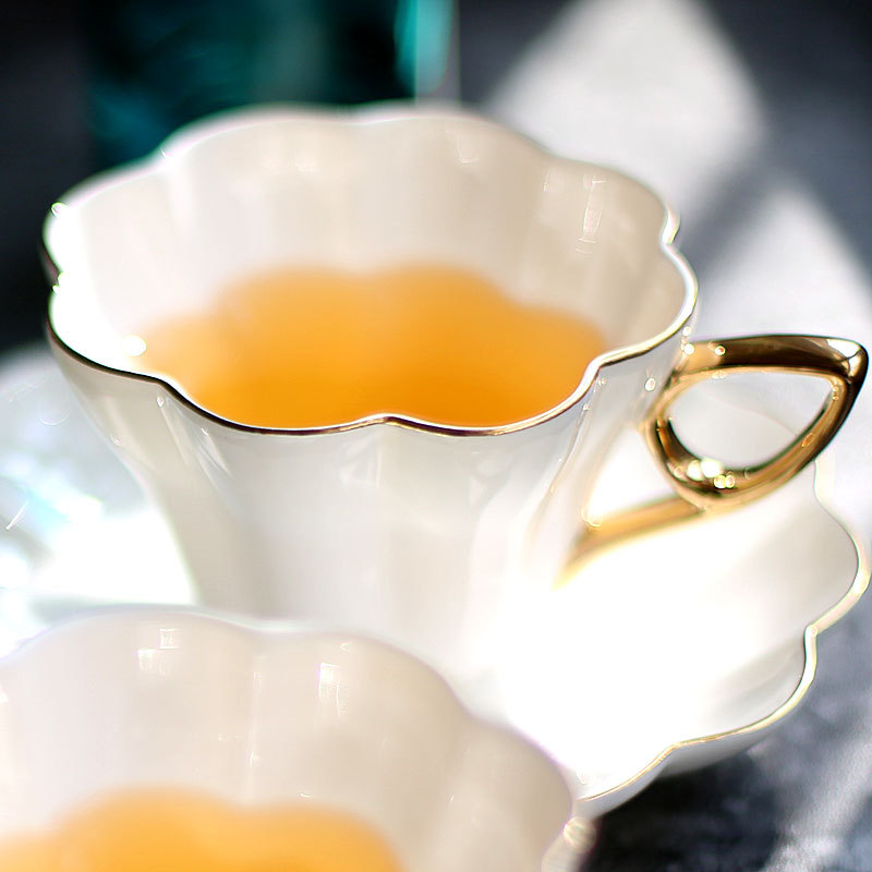 Tejp fat guld keramik blomma tekopp eftermiddagste engelsk svart mugg kaffekopp europeisk stil kopp självrörande mugg