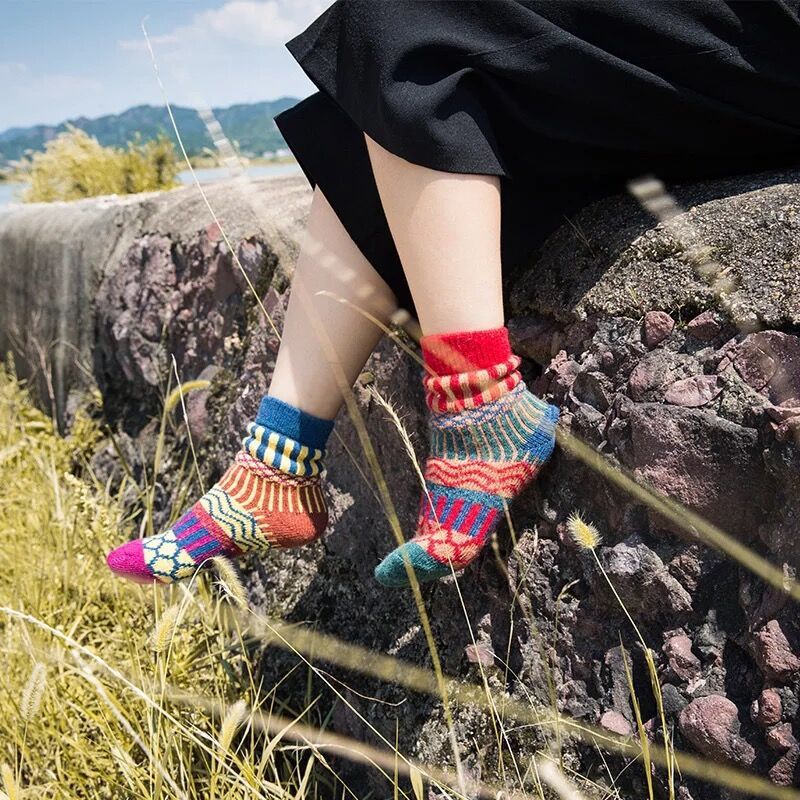 Bunte Druck Vertikale Gestreiften Welle Muster Socken Winter Weihnachten Lustige Verdickung Warme Wolle Koreanische Stil Frauen Kunst Socken