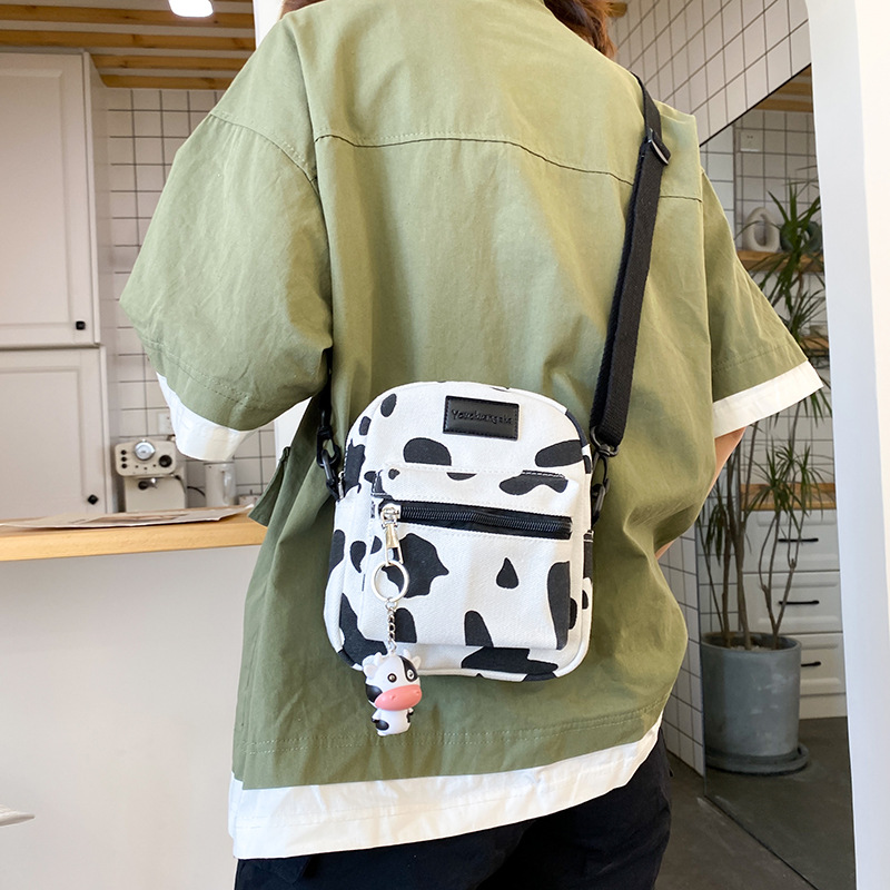 Ko print lille firkantet taske lærred crossbody taske til kvinder fritid messenger bag kvinders skuldertaske mobiltelefon taske: Lysende vedhæng