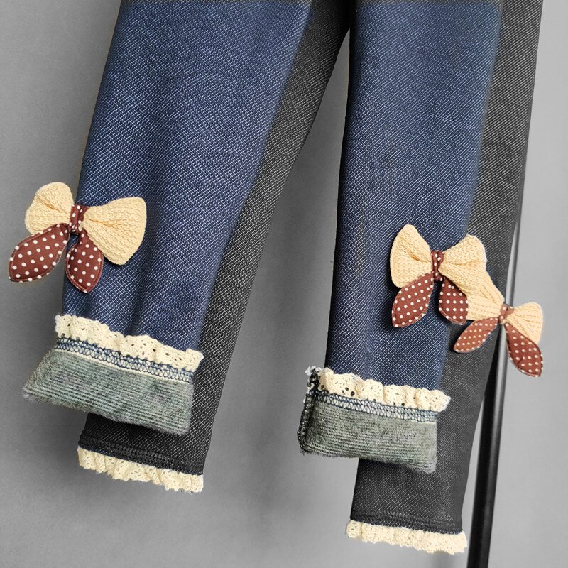 Pantalone in Denim imitazione bambina autunno inverno bambini Plus pantaloni lunghi in velluto neonate pantaloni caldi in pizzo con fiocco blu scuro nero