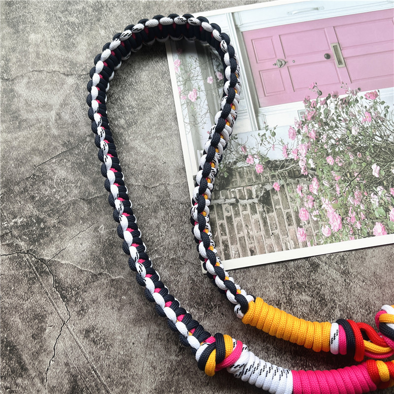 Pasek do torby Kontrastowe paski kolorów Metalowy brelok do kluczy Zaawansowana ręcznie robiona niestandardowa smycz Pasek premium do torebek Akcesoria