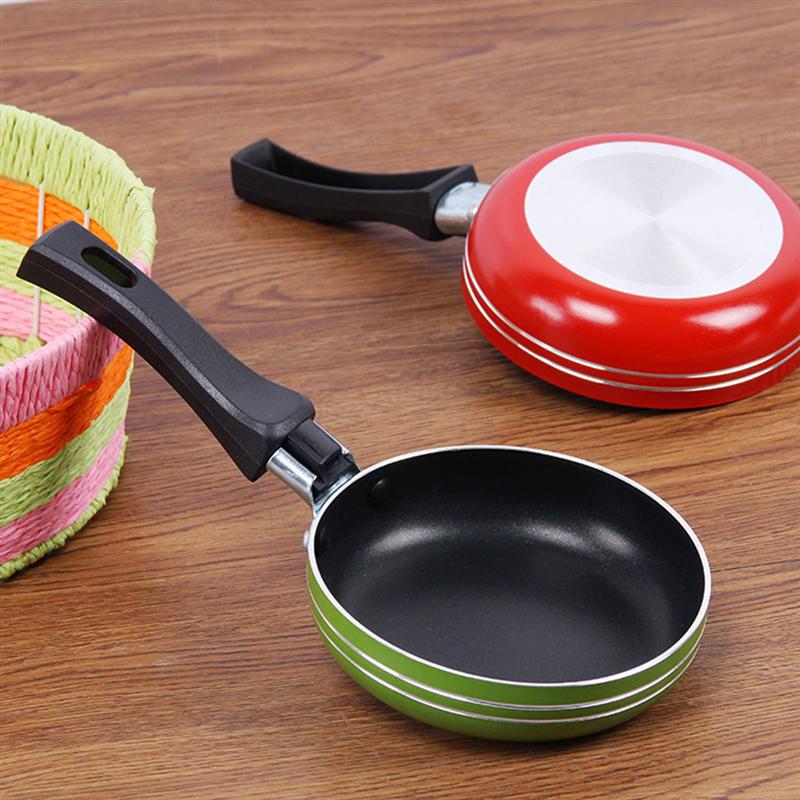 1Pc Mini Gebakken Eieren Steelpan Kleine Koekenpan Platte Non-stick Kookgerei Roosteren Pannen Kleurrijke Mini Ei Koekenpan pan (Willekeurige Kleur)