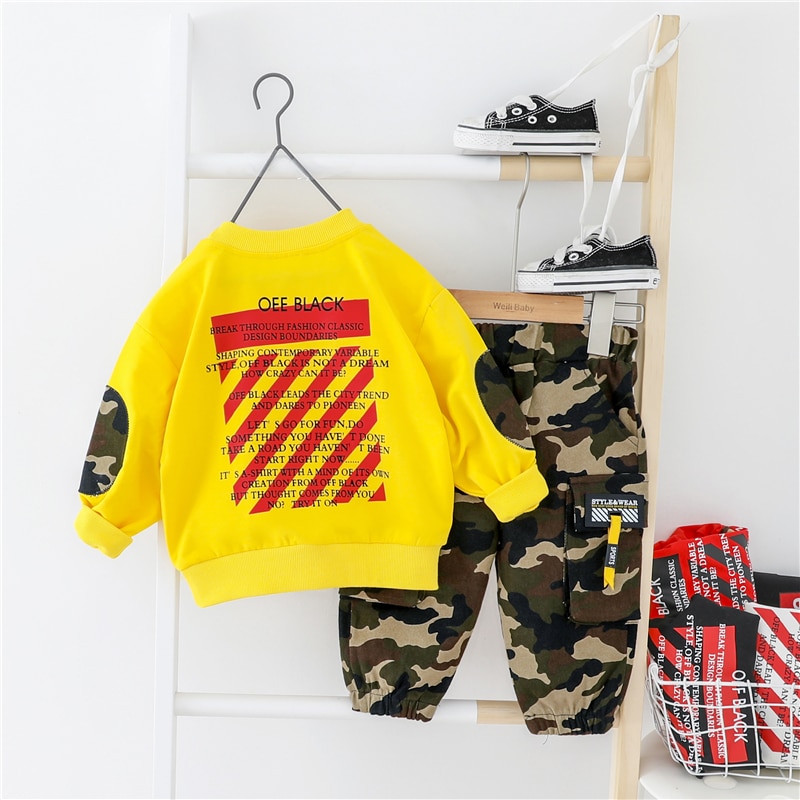 Hylkidhuose våren bebis pojkar kläder set sport t-shirt kamouflage byxor småbarn spädbarn kläder barn semester kostym: Gul / 3t