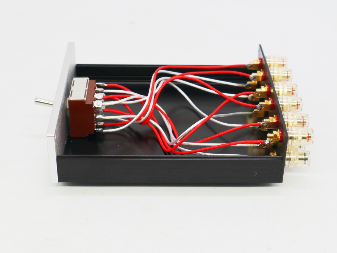 (2-IN-1-OUT) 2 Kies 1 thuisversterker / luidspreker Switcher Box Stereo Audio A/B Selector Splitter