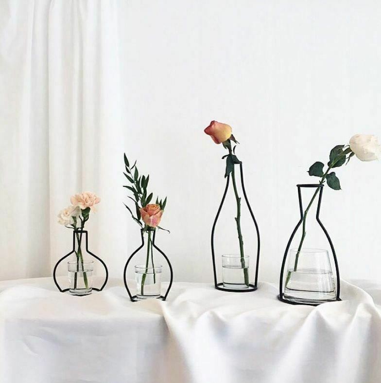Svart blomstervase grytehengende jernstativ uten glasspynt kontorinnredning