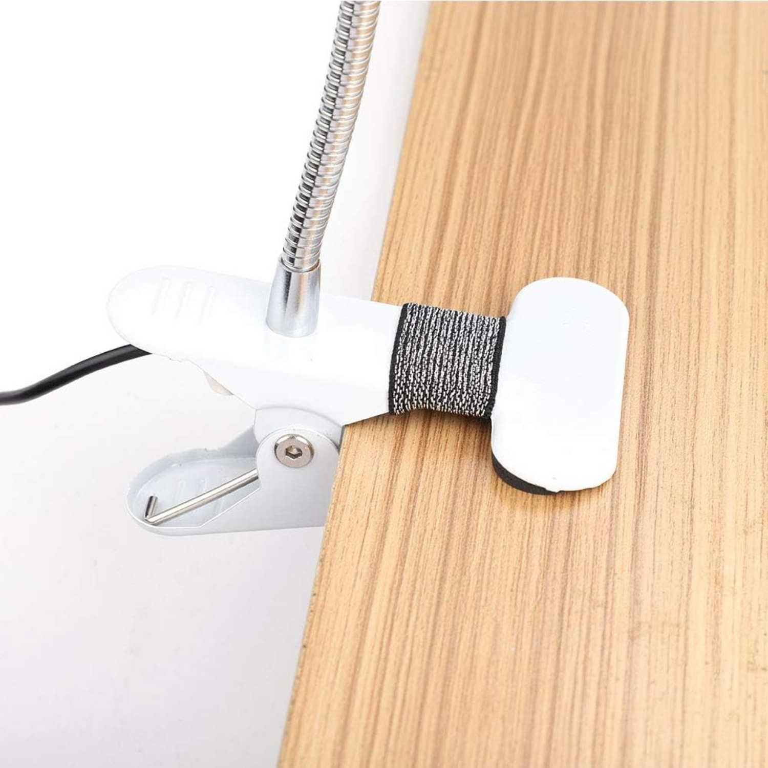 Slanke, verstelbare usb-led bureaulamp met moderne, flexibele helderheidsregeling voor meer comfort en een aangename sfeer. dimbaar.