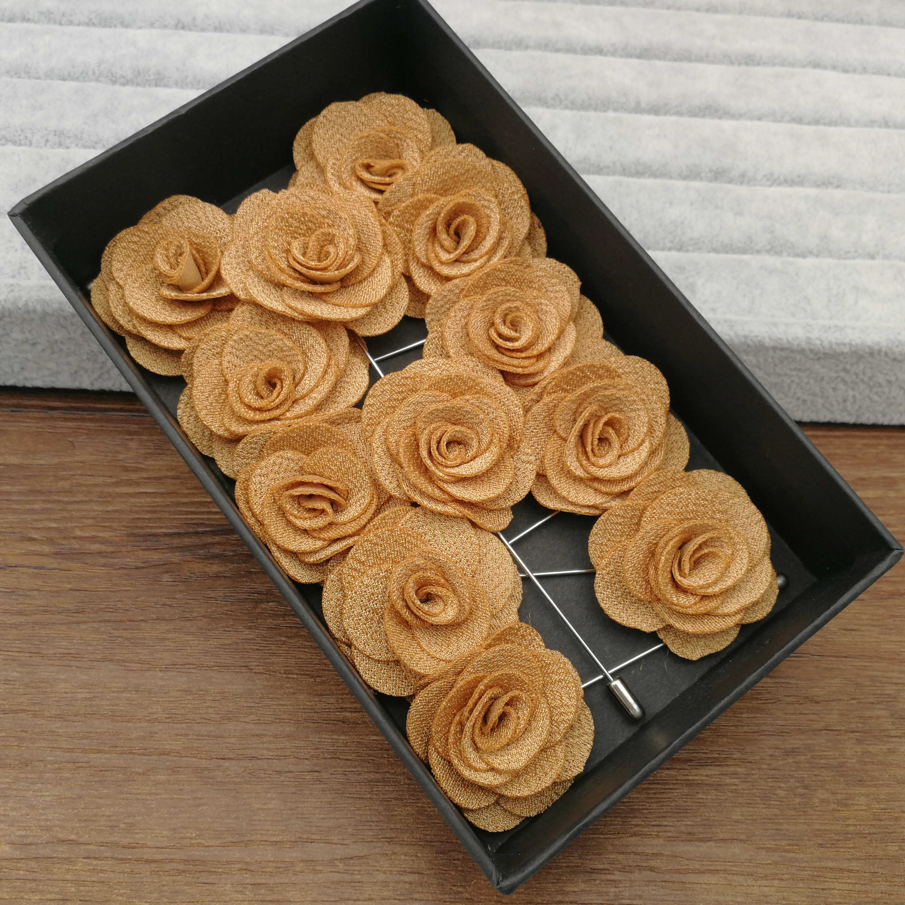 Broches à fleurs en tissu pour femmes, épingles de décoration pour costumes, épingles à revers pour hommes, accessoires pour costumes dans une boîte: Couleur or pur