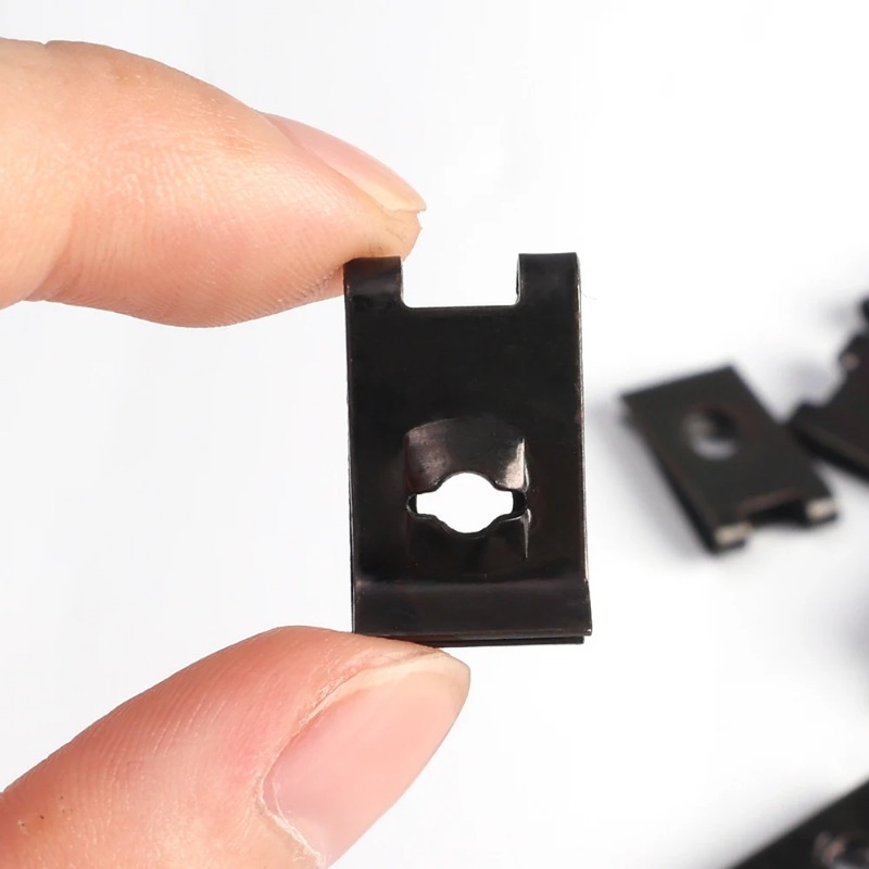 Auto selbstschneidende Schrauben U-Clips Stoßstange Kotflügel Zierplatte Befestigungselemente Automotive Metall U-Clips Auto Stoßstange schwarze Klemmen