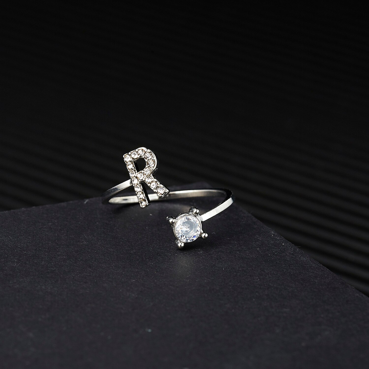 1pcs 26 Engels Letters A-Z Ringen Zilveren Kleur Strass Open Manchet Verstelbare Vinger Ringen Vrienden Paar Sieraden: R